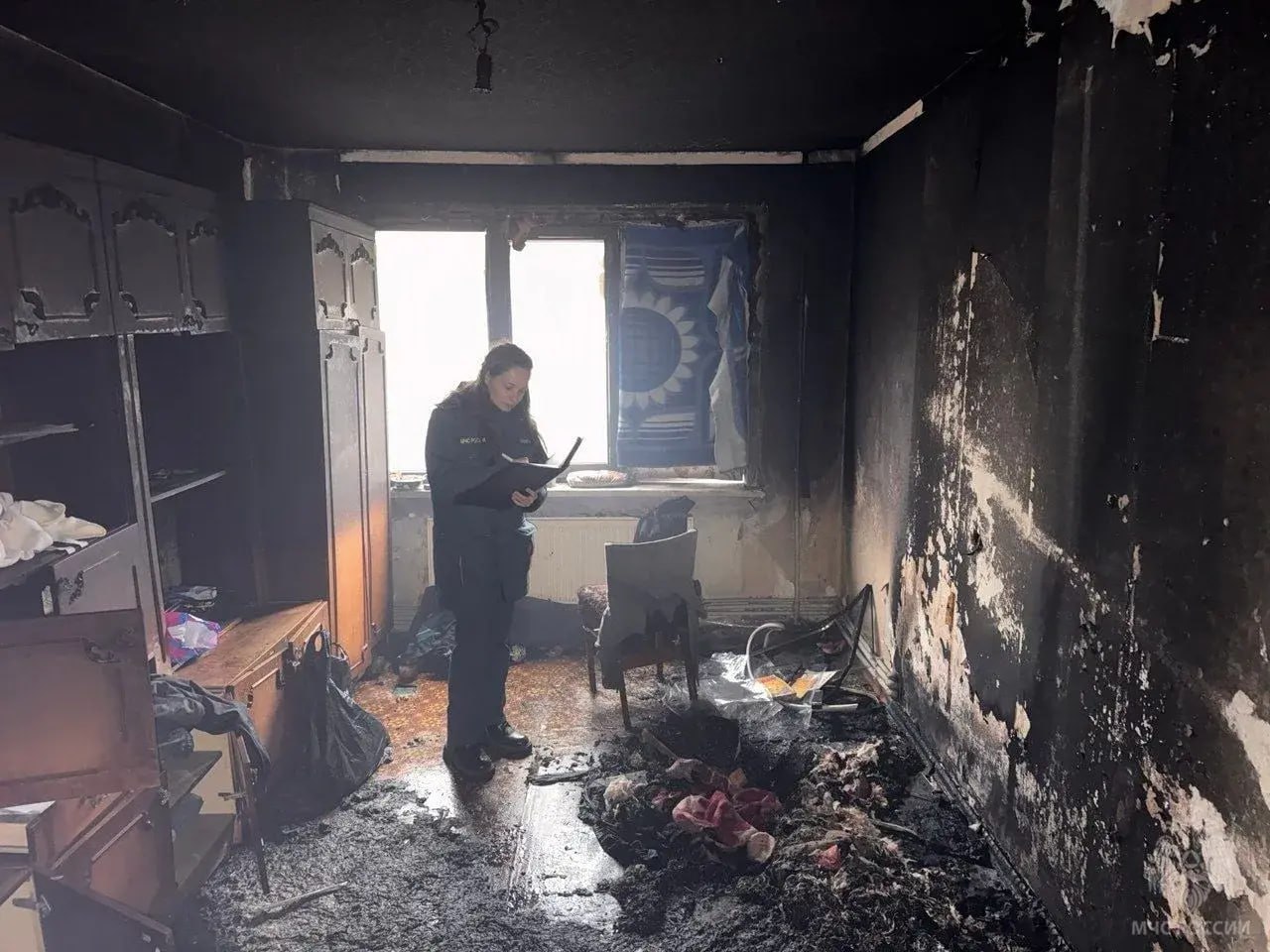 Непотушенная сигарета стала причиной гибели стахановчанина В службу 101 Стаханова поздней ночью поступил вызов о задымлении из квартиры на 1 м этаже в 5 ти этажном доме по улице 70 лет Октября К месту пожара оперативно прибыли силы и средства 22 пожарно спасательной части 13 специалистов и 3 единицы спецтехники По прибытии наблюдалось плотное задымление из квартиры В работу включилось звено газодымозащитной службы В ходе разведки на месте пожара обнаружен 51 летний мужчина без признаков жизни Спасатели ликвидировали очаг загорания не допустив распространения открытого огня на квартиру Огнем уничтожен диван на площади 2 квадрата Как установили органы дознания МЧС России причиной пожара и гибели мужчины стало неосторожное обращение с огнем при курении