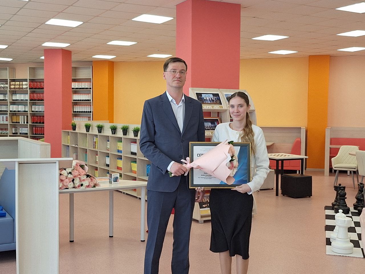 В Ульяновской области наградили победителей и лауреата Всероссийского конкурса «Педагогический дебют» В церемонии награждения принял участие заместитель председателя Правительства Ульяновской области Вадим Андреев, который отметил, что в регионе уделяется пристальное внимание совершенствованию системы образования, благодаря нацпроекту «Молодёжь и дети» обновляются и модернизируются образовательные организации. В число победителей Всероссийского этапа конкурса «Педагогический дебют» вошли учитель математики Губернаторского лицея №101 Алина Полубесова и педагог-психолог детского сада №48 «Дельфинёнок» города Димитровграда Валерия Шаршакова. Учитель математики Губернаторского лицея № 102 Юлия Айнуллина стала лауреатом состязания. В рамках встречи победители конкурса и их наставники награждены благодарственными письмами регионального Министерства просвещения и воспитания Ульяновской области. На встрече педагоги поделились профессиональным опытом и обсудили перспективы дальнейшего сотрудничества.