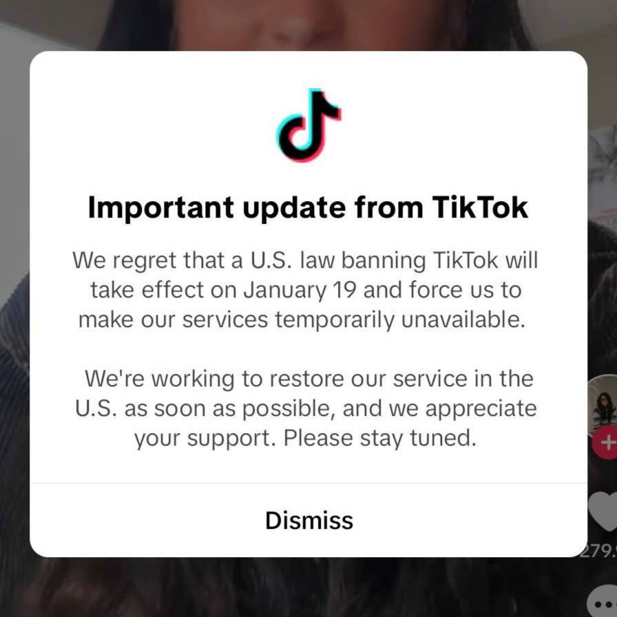 TikTok все же заблокировали в США  Сегодня, 19 января, TikTok официально попал под запрет в США. Приложение уже удалили из магазинов Apple и Google, а у пользователей, которые успели его установить, при запуске появляется сообщение о недоступности сервиса.  Ограничения затронули и другие продукты ByteDance: теперь в стране недоступны CapCut и даже популярная карточная игра Marvel Snap. При этом проблемы с доступом наблюдаются не только в США, но и в Канаде, а также у пользователей из России, использующих модифицированные версии приложений.    Остается только ждать завтра: есть вероятность, что запрет на TikTok могут снять сразу после инаугурации Дональда Трампа.