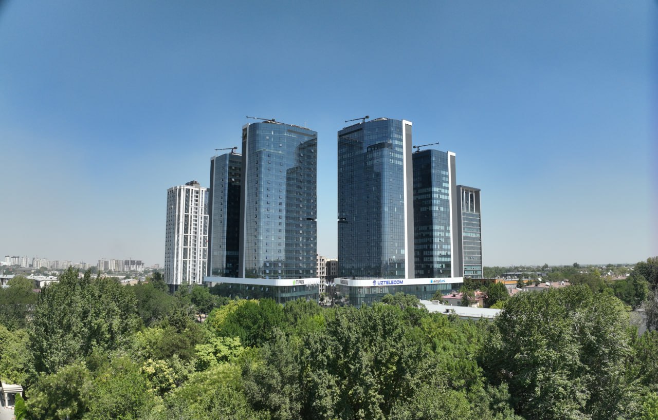 Цифровой прорыв стартапы и резиденты IT Park получат новые льготы и возможности для роста IT Park Uzbekistan получит возможность открывать банковские счета и виртуальные карты дистанционно об этом говорится в новом президентском постановлении Постановление Президента Республики Узбекистан ПП 286 подписанное 16 сентября 2025 года знаменует собой новый этап в развитии цифровой экономики страны Документ направлен на ускорение внедрения цифровых технологий в регионах и создание благоприятных условий для IT бизнеса и стартапов работающих на глобальном рынке Согласно постановлению начиная с 1 ноября 2025 года стартап проекты участвующие в программах Цифровые стартапы и регулятивной песочнице Центральный банк Республики Узбекистан получат бесплатный доступ сроком на один год к Платформе цифровых данных системы Цифровое правительство что должно упростить разработку и масштабирование цифровых продуктов Важное нововведение упрощённый доступ иностранных специалистов к финансовым услугам сотрудники резидентов IT Park Uzbekistan получившие персональный идентификационный номер через дипломатические представительства Узбекистана за рубежом смогут открывать банковские счета и виртуальные банковские карты дистанционно без необходимости личного присутствия С 1 января 2026 года резидентам IT парков также разрешено использовать корпоративные банковские карты для оплаты международной рекламы и подписок на программное обеспечение в пределах до 500 тыс в год Реклама должна размещаться на площадках с аудиторией более 100 млн пользователей утверждённых Правительственной комиссией При этом платежи до 5 тыс не будут требовать регистрации в системе внешней торговли E contract а платежи за собственные программные продукты можно будет принимать по публичной оферте без регистрации в этой системе Принятые меры по мнению экспертов должны повысить конкурентоспособность IT сектора Узбекистана облегчить выход местных компаний на международные рынки и ускорить развитие цифровой индустрии в стране ТГ канал uzbekvc