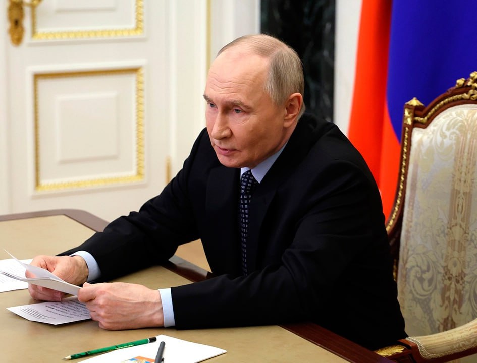 Путин поручил организовать обучение, профподготовку и повышение квалификации участников СВО, желающих поступить на государственную гражданскую службу. Другие поручения главы государства: Поддержать граждан Белгородской и Курской областей, пострадавших от ЧС федерального уровня; Предоставить дополнительные страховые гарантии работникам специализированных охранных государственных унитарных предприятий, пострадавшим в результате обстрелов территории России украинскими боевиками; Увековечить память участников спецоперации, разработав для этого единые рекомендации.