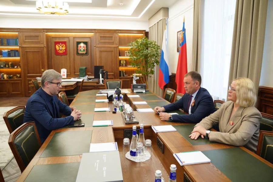 Губернатор Кузбасса Илья Середюк провел рабочую встречу с заместителем руководителя Роструда Яном Талбацким Илья Середюк и Ян Талбацкий обсудили модернизацию службы занятости региона. Среди 17 субъектов РФ, где по нацпроекту «Кадры» полностью трансформируют учреждения службы занятости, Кузбасс занимает второе место по контрактации выделенных средств, темпам модернизации кадровых центров.