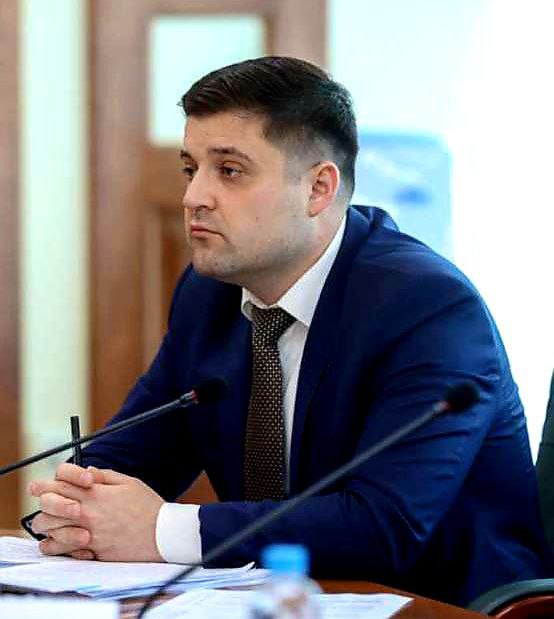 С 1 февраля в правительстве Приморского края появилось новое министерство Департамент внутренней политики преобразован в министерство внутренней политики Министром назначен Александр Худоложный более двух лет возглавлявший данное направление в должности директора департамента Он пришел в правительство края с должности первого заместителя главы администрации Хасанского округа Департамент внутренней политики осуществляет координацию деятельности и взаимодействие органов государственной власти Приморского края с органами местного самоуправления муниципальных образований обеспечивает взаимодействие Губернатора Правительства органов исполнительной власти Приморского края с общественными объединениями политическими партиями религиозными объединениями некоммерческими организациями Различие департамента и министерства в статусе Министерство даже региональное относится к органам центрального уровня власти а департамент ему подчиняется На фото с сайта првительства А Е Худоложный