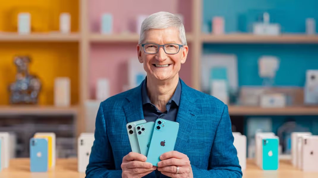 На Apple подают в суд из за ложной рекламы iPhone После того как Apple отложила запуск своих персонализированных функций Siri на компанию подали несколько коллективных исков из за сложившейся ситуации Истцы заявили что никогда бы не купили iPhone 16 или заплатили бы меньше если бы знали что маркетинговые заявления Apple о функциях Siri являются ложными Юристы Apple заявили что задержка в реализации функций Siri не является нарушением гарантии Они также отметили что Apple с самого начала ясно дала понять что дополнительные функции Apple Intelligence будут внедряться со временем и продолжать развиваться