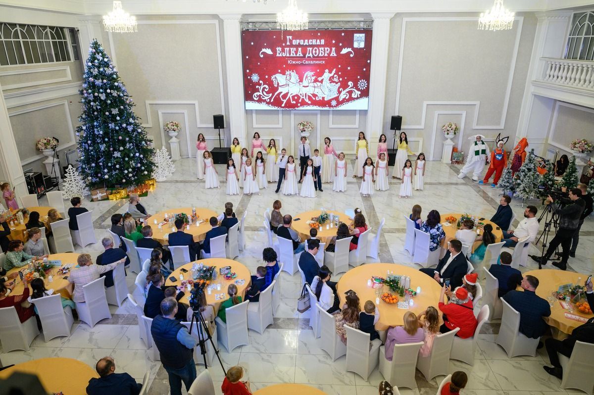 Юбилейная городская "Ёлка добра" стартует в Южно-Сахалинске  Благотворительный проект "Городская ёлка добра" в островной столице исполнит праздничные желания ребят из 25 многодетных семей. В этом году акция пройдёт в юбилейный пятый раз.  Старт масштабного городского проекта дали в 2020 году. За все эти годы "Ёлка добра" исполнила более 100 детских желаний. В этом году организаторы изменили формат, так как 2024 год объявили в стране Годом семьи. Поэтому выберут 25 многодетных семей, которые внесли вклад в развитие областного центра и популяризацию семейных ценностей.  Как уточнили в городской администрации, это будут талантливые семьи, члены которых активно участвуют в культурной, общественной, спортивной жизни Южно-Сахалинска, благотворительных акциях и проектах.  Главное событие пройдёт в преддверии Нового года в формате тёплой дружеской встречи, куда пригласят ребят и их родителей, а также благотворителей.    Мэрия приглашает всех меценатов, своих многолетних партнёров присоединиться к "Ёлке". Заявить о своём желании исполнить детские мечты благотворители могут, подав заявки на электронную почту: press -sakh.ru, a.marioko -sakh.ru. Также можно позвонить координаторам проекта по телефонам: 312-687, д. 5; 300-828  доб. 3 .    Прислать новость   Подписывайся на «АСТВ.ру»