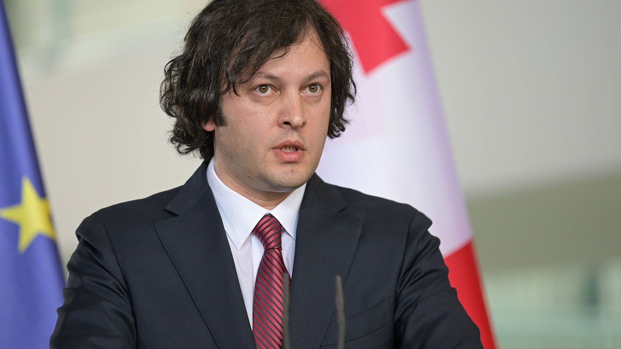 Кобахидзе ЕС выгодно восстановление отношений с Грузией Европейскому союзу выгодно восстановление отношений с Тбилиси Об этом телеканалу Имеди заявил премьер министр Грузии Ираклий Кобахидзе Объективно в интересах Евросоюза восстановить с Грузией здоровые отношения Когда этого не делают мы можем логически заключить что европейская бюрократия не действует суверенно не соответствует интересам Евросоюза и европейского общества поделился грузинский политик Кобахидзе напомнил что Грузия остается единственной страной связывающей Среднюю Азию с Европой через Черное море Как отметил премьер ЕС необходим выход на новые рынки в геополитических реалиях Южная служба новостей