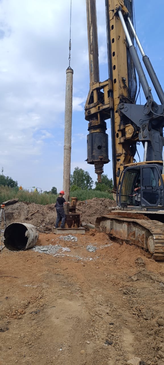  Строители дублера проспекта Гагарина поделились кадрами с места возведения первой в Нижнем Новгороде платной дороги. Рабочие забетонировали первую буронабивную сваю — это часть будущего путепровода над дорогой Ольгино — Большая Ельня. Протяженность путепровода достигнет почти 80 метров. Конструкцию возведут в рамках первого этапа второй очереди строительства дублера, рассказали в компании «Автобан». Подпишись Предложи новость
