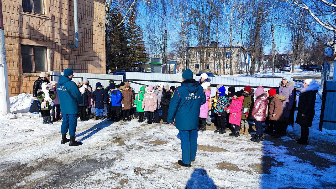 ‍ Сегодня ученики вторых классов государственного бюджетного общеобразовательного учреждения Луганской Народной Республики «Марковская гимназия» побывали на экскурсии в 55 пожарно — спасательной части Марковского муниципального округа.  Дети посетили диспетчерскую пожарной части, куда поступают тревожные звонки со всех мест нашего округа. С огромным желанием и восхищением рассматривали пожарные машины, аварийно – спасательное оборудование.    В ходе экскурсии сотрудники отдела надзорной деятельности и профилактической работы по Марковскому району провели противопожарный инструктаж с детьми и учителями, в ходе которого им объяснили основные правила пожарной безопасности, вспомнили основные правила безопасного поведения на льду, а так же, что нужно делать в случае обнаружения взрывоопасных предметов . Не забыли напомнить и номер пожарной охраны «101»    В завершении мероприятий ребята поблагодарили личный состав за интересную, познавательную экскурсию. В свою очередь, сотрудники МЧС пожелали учащимся крепкого здоровья, хорошей и плодотворной учебы.