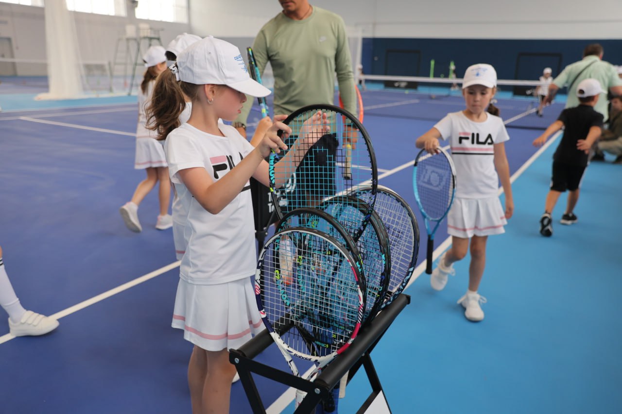 В 2025 году жители Краснодарского края вернули 48 9 млн рублей НДФЛ за занятия спортом Социальный налоговый вычет по расходам за занятия в спортзале или спортивной секции получили 7 9 тысячи человек Жители Кубани активно вовлечены в спорт более 3 5 миллиона человек ведут активный образ жизни Возможность получения налогового вычета за спорт актуальная и необходимая услуга для бюджета семьи Занятия в секциях и залах будут дешевле здоровый образ жизни комфортней Это возможность совместить приятное с полезным прокомментировал и о министра физической культуры и спорта Краснодарского края Серафим Тимченко По информации пресс службы УФНС России по Краснодарскому краю с 2026 года налоговый вычет можно получить при оплате собственных физкультурно оздоровительных услуг детям и родителям пенсионного возраста Читайте нас в МАХ