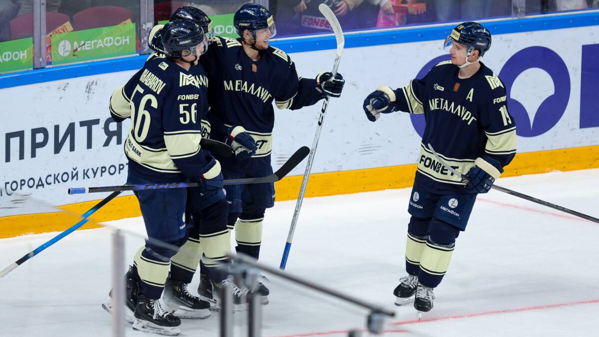 Поражение в овертайме Трактор в южноуральском дерби снова уступил магнитогорскому Металлургу Трактор снова уступил Металлургу в южноуральском дерби на этот раз в овертайме Матч в Магнитогорске приуроченный к 70 летию местного клуба завершился со счетом 5 4 в пользу хозяев Магнитка дважды выходила вперед Трактор догонял и даже сравнял счет за минуту до сирены шайбу забросил Григорий Дронов В основное время команды сыграли 4 4 но в овертайме сильнее оказался Металлург победную шайбу после отскока отправил в ворота Егор Коробкин Для челябинцев это уже третье поражение от принципиального соперника в текущем сезоне ранее черно белые уступали 3 4 и 4 7