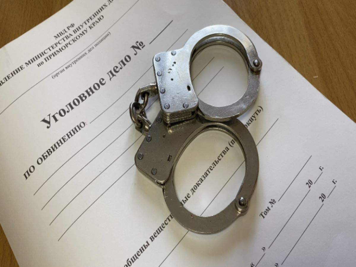 Сотрудники уголовного розыска раскрыли серию краж из магазинов в селе Сергеевка    В дежурную часть отдела МВД России по Пограничному округу на протяжении нескольких дней поступали сообщения владельцев торговых точек о кражах, которые происходили в ночное время.   Установлено, что злоумышленник ночью отжимал окна и проникал в помещения магазинов, где похищал денежные средства, продукты питания, табачные изделия.   В результате проведенного комплекса оперативно-розыскных мероприятий оперуполномоченные отдела уголовного розыска отдела МВД России по Пограничному округу установили, что к совершению преступлений причастен 42-летний житель города Уссурийска.   ‍ Мужчина задержан полицейскими при попытке очередной кражи из магазина. Подозреваемый дал признательные показания. В настоящее время установлена его причастность к 4 эпизодам противоправной деятельности.  Следственным подразделением возбуждены уголовные дела по части 2 статьи 158 Уголовного Кодекса Российской Федерации «Кража, совершенная с незаконным проникновением в помещение либо иное хранилище». Максимальная санкция за данное преступление предусматривает ответственность в виде лишения свободы на срок до 5 лет.   Комплекс оперативно-розыскных мероприятий и следственных действий продолжается.   Полиция Приморья