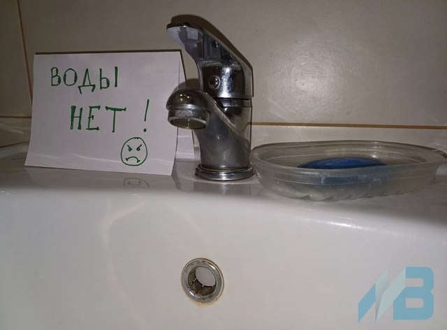 Мурманский Вестник новости Жители ряда улиц Мурманска остались без воды из за порыва на сетях Сегодня в заполярной столице на ул Пономарева случился порыв на сетях ГОУП Мурманскводоканал Из за него впоследствии на дороге провалился асфальт Об этом в своем тг канале сообщил врип главы Мурманска Иван Лебедев Вечером в образовавшуюся яму угодило такси К счастью обошлось без пострадавших В настоящее время на месте трудятся сотрудники УГИБДД и работники Мурманскводоканала Последние уже начали устранять аварию Лебедев информирует что из за произошедшего водоснабжение пропало в домах по улицам Пономарева Морской Олега Кошевого Зои Космодемьянской Ломоносова Кольскому проспекту и проезду подробнее на канале Мурманский Вестник новости