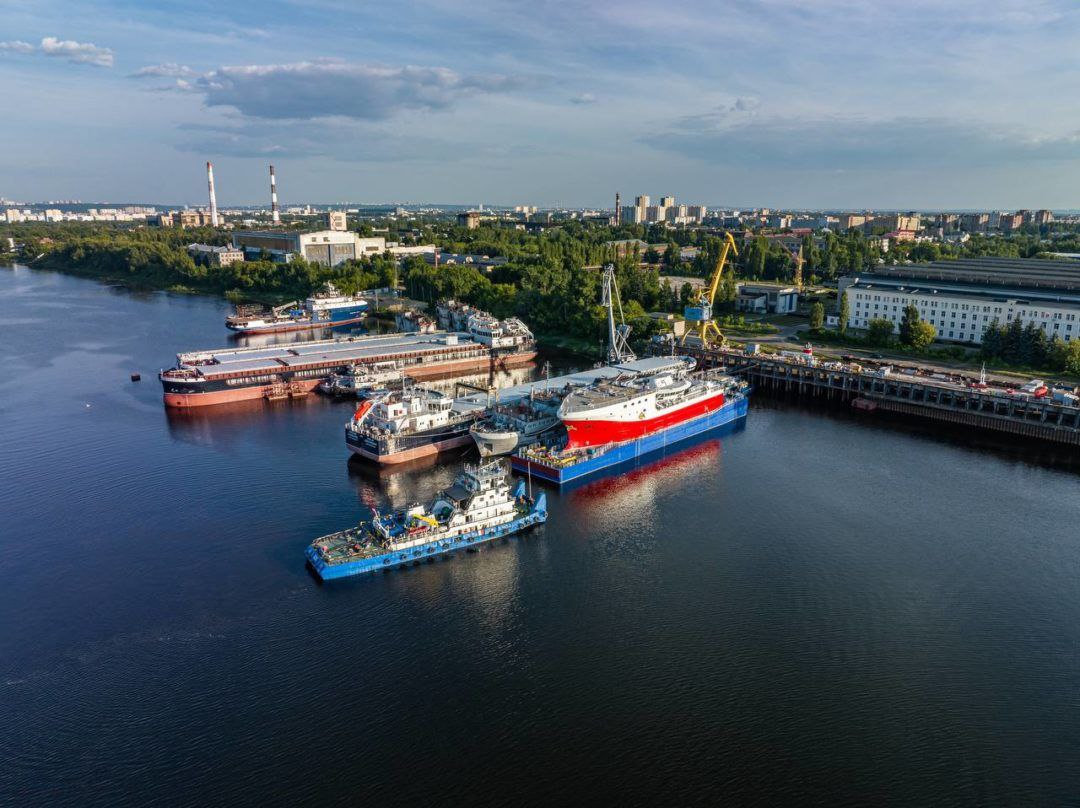 На нижегородском заводе ОСК «Красное Сормово» уволили директора  27 января, совет директоров судостроительного завода «Красное Сормово» рассмотрел вопрос «о досрочном прекращении полномочий единоличного исполнительного органа», как он значился в повестке. Официального сообщения о результатах заседания еще нет, сообщает «Коммерсант».  Однако по информации «Ъ-Приволжье», совет директоров принял решение об отставке гендиректора предприятия Станислава Кругляшова. Он был назначен в июле 2024 года и проработал руководителем нижегородской верфи несколько месяцев.  В ближайшее время должен решиться вопрос с назначением нового руководителя предприятия. Собеседники в отрасли говорят, что наиболее вероятным кандидатом на «Красное Сормово» считается Сергей Ляшенко – заместитель гендиректора Объединенной судостроительной корпорации по производственной деятельности. Он производственник, прошедший путь от рабочего на авиационном заводе «Знамя труда» до руководителя. Работал в НПЦ газотурбостроения «Салют», «Пермских моторах», в 2017 году пришел работать в ОСК руководителем департамента технического развития.  #судостроение    Подписаться на «Медиапалубу»