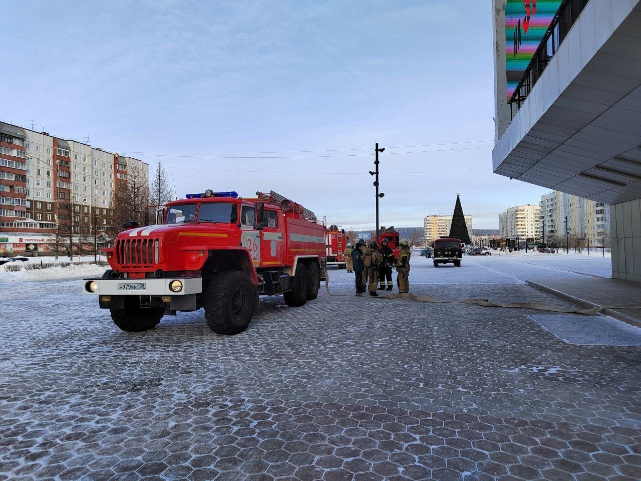 Из театрально-культурного центра «Братск-Арт» днем 4 января эвакуировали несколько сотен человек после сообщения о минировании. На пульт охраны позвонил неизвестный мужчина и сообщил, что в здании бомба. Об этом написал в своем Telegram-канале мэр Братска Александр Дубровин.  В этот момент в ТКЦ «Братск-Арт» как раз шло праздничное представление для детей «Сказка и точка! Но это не точно…». Из здания центра эвакуировали 665 человек, среди которых 395 – это дети.   По словам Дубровина, на место прибыли все спецслужбы, а также директор театрально-культурного центра, заместители мэра по социальным вопросам и безопасности. Через 40 минут проверка в здании «Братск-Арт» завершилась, сообщение о минировании не подтвердилось. Людей стали впускать в центр.   Фото -