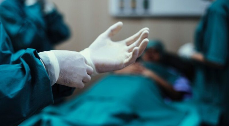 Жителю МО нанесли 50 ударов, но заключили смерть от сердечной недостаточности В подмосковном Воскресенске расследуется дело о загадочной смерти мужчины, вызвавшей множество вопросов. Об этом сообщает Telegram-канал Baza. Пресс-служба уведомляет, что летом прошлого года Александр Филатов и Дмитрий Третьяк находились в одной компании, где между ними произошла ссора, переросшая в трагический инцидент. В ходе конфликта Александр нанес Дмитрию многочисленные удары дубинкой. Позже экспертиза установила, что на…