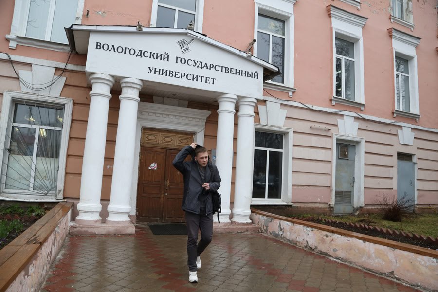 Размер и количество губернаторских стипендий увеличат в Вологодской области Соответствующую инициативу губернатора Вологодской области Георгия Филимонова поддержали депутаты на заседании 47-й сессии областного парламента. Теперь 20 талантливых аспирантов и адъюнктов, обучающихся очно, будут получать стипендию в 15 тысяч рублей. Такая поддержка предназначена для тех, кто добился выдающихся результатов в фундаментальных или прикладных науках и вносит вклад в социально-экономическое развитие Вологодчины. Эта мера — часть системной работы по развитию образования и науки в регионе. Ранее губернатор инициировал отмену возрастных ограничений для «подъёмных» выплат медикам, чтобы привлечь больше специалистов в сферу здравоохранения. Правительство Вологодской области