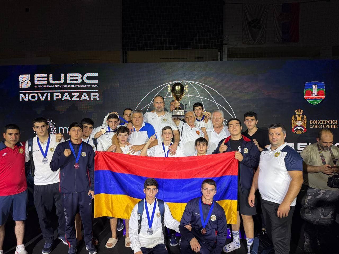 Мужская сборная Армении на юношеском чемпионате Европы по боксу завоевала 10 медалей и заняла второе командное место, уступив только сборной России. На счету армянских боксеров 2 золота, 5 серебра и 3 бронзы. Тигран Киракосян 50 кг Сурен Кавталян 60 кг Сурен Баблумян 46 кг Владимир Мшецян 52 кг Карен Захарян 57 кг Эдгар Сукиасян 75 кг Микаел Гюлумян 80 кг Акоп Шарбатян 48 кг Айк Карапетян 54 кг Арсен Карапетян 66 кг Ранее еще 6 медалей на турнире в Нови-Пазаре завоевали армянские девушки.