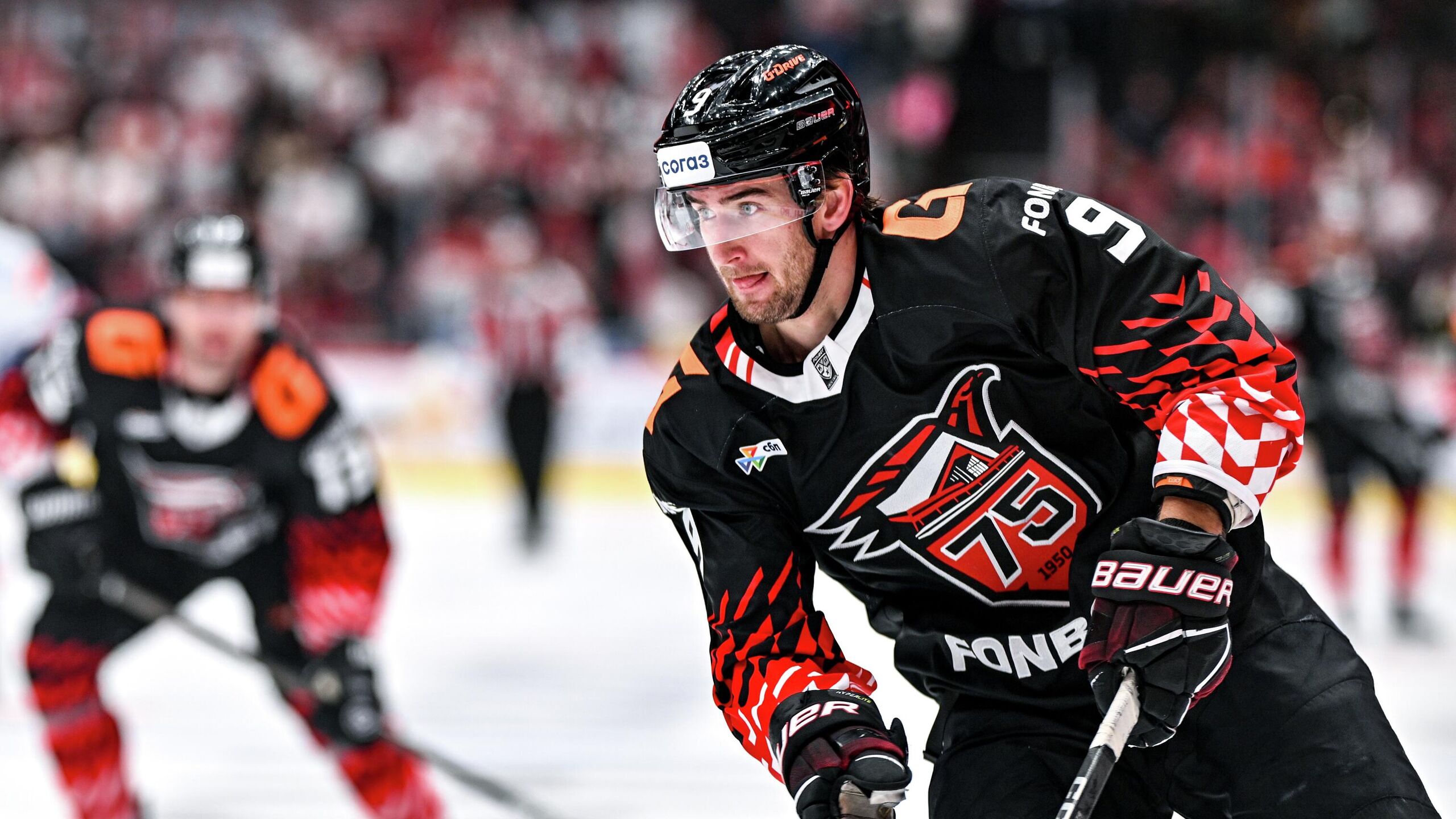 Омский Авангард обыграл московское Динамо в матче регулярного чемпионата Континентальной хоккейной лиги КХЛ Встреча прошла в Москве и завершилась со счетом 4 1 2 0 1 1 1 0 в пользу гостей В составе победителей дубль оформил Майкл Маклауд 20 я 57 я минуты также шайбы забросили Дамир Шарипзянов 8 и Игорь Мартынов 24 У Динамо отличился Максим Комтуа 31 Шарипзянов продлил результативную серию до 11 матчей в которых он набрал 18 очков 9 голов 9 передач Также капитан забросил 20 ю шайбу в сезоне и обновил рекорд по голам среди защитников клуба в КХЛ Также он стал третьим игроком обороны которому удалось преодолеть эту отметку Рекорд принадлежит экс защитнику астанинского Барыса Кевину Даллмэну 28 Авангард 73 очка одержал седьмую победу подряд команда Ги Буше занимает второе место в турнирной таблице Восточной конференции Динамо 60 которое в последних десяти матчах потерпело восемь поражений располагается на седьмой строчке на Западе