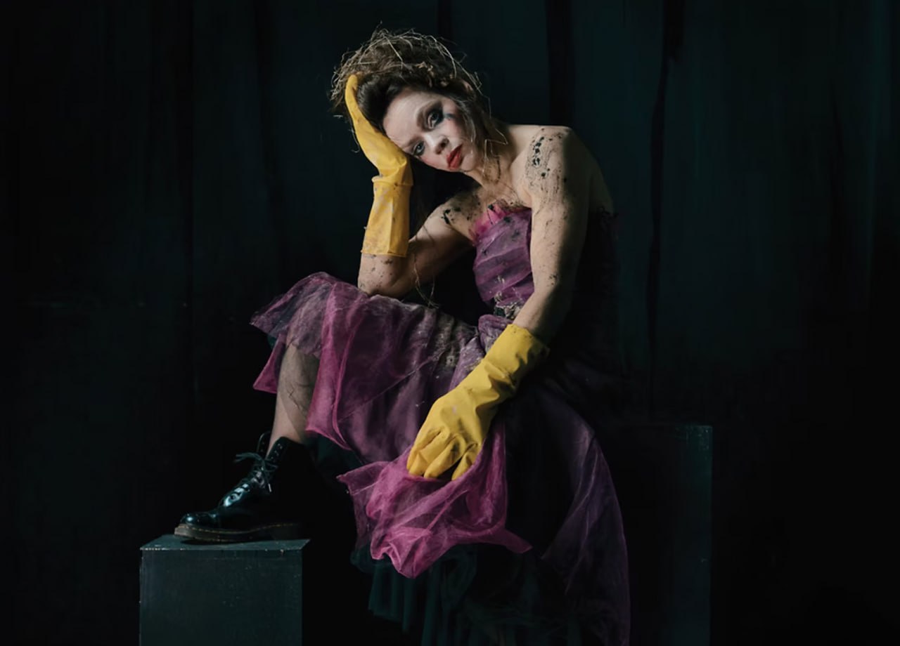 Марфа Горвиц возвращается к Золушке на Фарерских островах 15 ноября в Национальном театре Фарерских островов Tjóðpallur Føroya пройдёт премьера спектакля Марфы Горвиц Золушка по одноимённой пьесе Жоэля Помра В этом спектакле мы не увидим ни классической хрустальной туфельки ни экипажа из тыквы сказано в анонсе Здесь маленькая и добрая девочка становится трудным подростком а принц её собеседником в общем переживании утраты Создатели называют постановку более жёсткой историей о том как научиться отпускать прошлое и вспоминать его с улыбкой Подробности по ссылке Мы ВКонтакте