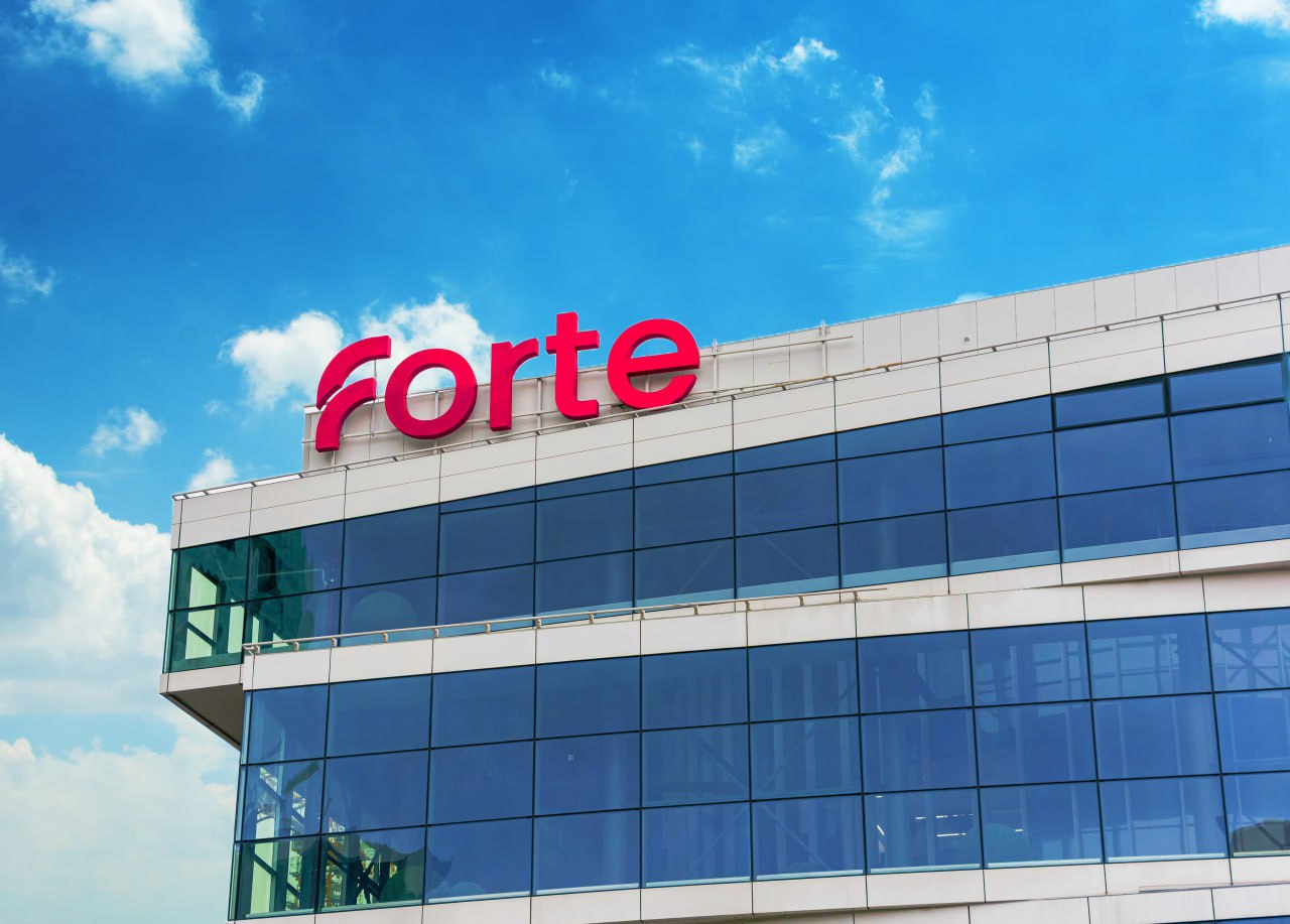 ForteBank выпустил первые в Казахстане бессрочные облигации ForteBank объявляет о дебютном выпуске бессрочных субординированных облигаций Additional Tier 1 на сумму 400 млн долларов США с купонной ставкой 9 75 годовых Это первый выпуск AT1 на казахстанском рынке капитала ставший важным этапом в развитии финансовой системы страны Сделка проведена по стандартам 144A RegS с листингом на Vienna MTF и Международной бирже Астана AIX Облигации выпущены по английскому праву и полностью соответствуют требованиям Базель III учитываясь в составе капитала первого уровня Высокий интерес международных инвесторов обеспечил переподписку книги заявок почти в три раза В размещении участвовали более 100 инвесторов из Великобритании 45 США 14 Швейцарии 10 и Гонконга 9 что подтвердило доверие к ForteBank и Казахстану на глобальном рынке Размещение AT1 это инвестиция в будущее Этот инструмент создаёт основу для дальнейшего роста банка и позволит нам активнее кредитовать экономику поддерживая казахстанский бизнес Мы продолжаем реализовывать стратегию устойчивого развития сохраняя при этом наш главный фокус поддержка реального сектора экономики и создание долгосрочной ценности для страны отметил Тимур Исатаев Председатель Совета директоров ForteBank Организаторы сделки J P Morgan глобальный координатор и букраннер First Abu Dhabi Bank Commerzbank Mashreq совместные букраннеры а также ForteFinance казахстанский партнёр по размещению Выпуск AT1 часть стратегии ForteBank по укреплению капитала диверсификации фондирования и расширению доступа к международным рынкам Привлеченные средства будут направлены на повышение финансовой устойчивости и дальнейшего развития бизнеса Лицензия АРРФР 1 2 29 197 36 от 03 03 2020 выдана АО ForteBank Партнерский пост