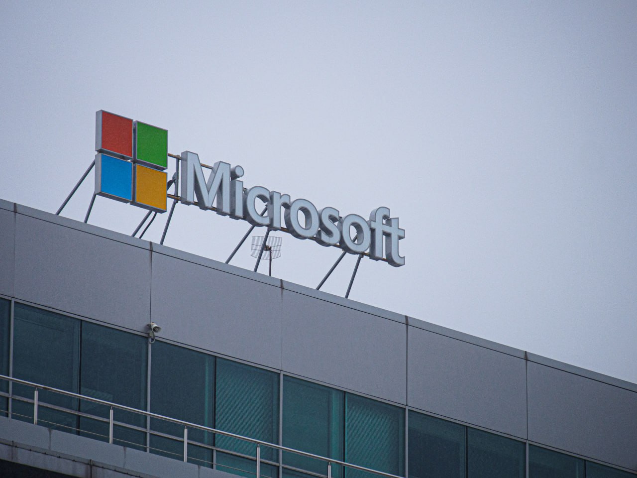 Суд начал процесс банкротства российской «дочки» Microsoft ООО «Майкрософт Рус», следует из данных системы «Спарк» от 8 августа. Компания сама инициировала свое банкротство 30 мая, обратившись в суд с заявлением. При этом в отчетности «Майкрософт Рус» за 2024 год сообщалось, что корпорация Microsoft не рассматривает вопроса ликвидации ООО «Майкрософт Рус».  В марте РБК писал, что с начала 2025 года к «Майкрософт Рус» было подано четыре иска на общую сумму 110 млн руб. При этом за весь 2023 год российские компании подали к этому юрлицу иски на общую сумму на 170 млн руб., за 2024-й — на 26,6 млн руб., за 2022-й — на 34,7 млн руб. Среди тех, кто в эти годы судился с компанией, — «Северсталь», «Ситроникс», «Уралкалий», «Национальный расчетный депозитарий», ВТБ, «МегаФон», Газпромбанк, «Лента» и ГК «Медси».   В начале августа стало известно, что долги «Майкрософт Рус» перед российскими компаниями превышают 1,5 млрд руб. Всего с 2022 года «дочка» Microsoft получила от них более 30 исков, в частности, они поступили от «Газпромбанка», «Северстали», «Аэрофлота», «Алросы», Банка России, «МегаФона» и др.  Фото: Global Look Press / Keystone Press Agency / Alexander Sayganov     Самые важные новости — в телеграм-канале РБК