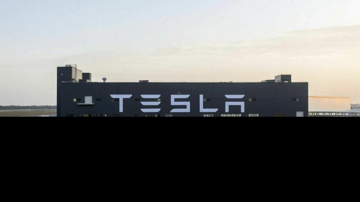 Tesla отчиталась за второй квартал 2025 года: прибыль упала на 16%, до $1,17 млрд, выручка — на 12%, до $22,5 млрд. Акции отреагировали падением: их стоимость опустилась на 5% — до $314,46 за штуку
