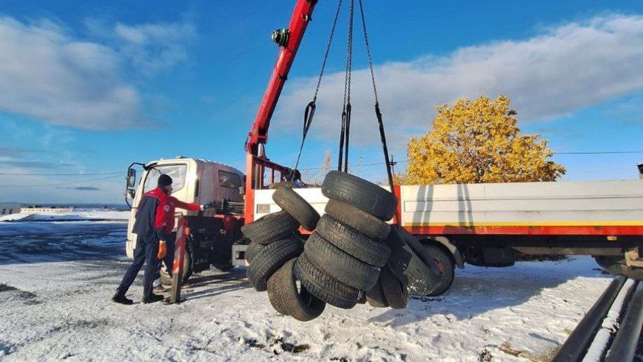 В Печенгском лесничестве ликвидировали несанкционированную свалку после вмешательства прокуратуры   Прокуратура провела проверку по обращению местного жителя, выявив нарушения в работе ГОКУ "Региональный центр лесного и экологического контроля". На территории лесничества были в необорудованном месте обнаружены несколько тонн пневматических шин IV класса опасности.    Подпишись — Вести Мурман