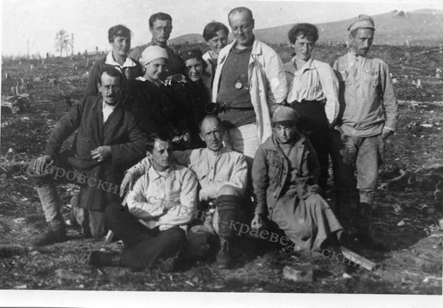 25 августа 1920 года получив научную и продовольственную поддержку от Академии наук а снаряжение у Северной научно промысловой экспедиции выехал на Север А Е Ферсман В теплушке его окружала в основном молодежь девушки с Высших женских курсов где он преподавал сотрудники Минералогического музея где он был директором и студенты Географического института ректором которого он был недавно избран Через четыре дня экспедиция добралась до Кольского полуострова и приступила к поискам апатита Так началась знаменитая хибинская эпопея сыгравшая огромную роль и в развитии геохимии и в создании школы советских минералогов и конечно в создании новых отраслей промышленности за Полярным кругом По нашим стопам по тропам наших первых скитаний пойдут молодые исследователи и Хибинский массив гордо вздымающийся над лесами озерами и болотами Кольского полуострова станет для них увлекательной школой науки и жизни А Е Ферсман На фото участники первых хибинских экспедиций Из фондов ИКМ г Кировска
