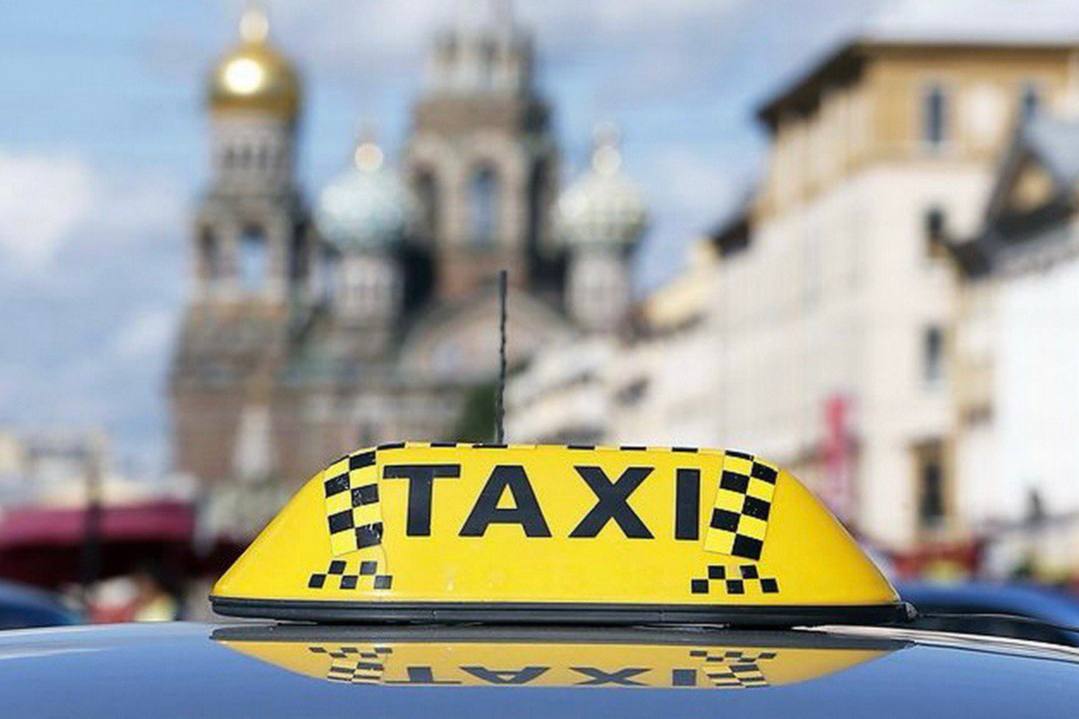 Число таксистов в Петербурге резко сократится с завтрашнего дня 7 ноября Яндекс Такси прекращает сотрудничество с водителями мигрантами работающими по патентам По предварительным оценкам число таксистов сервиса сократится на 12 В августе этого года власти Петербурга запретили иностранцам работающим по патентам водить такси до конца 2025 года Компаниям тогда дали три месяца переходного периода чтобы они могли завершить трудовые отношения с мигрантами и привлечь новых водителей GradSPb Места СПб TodaySPb Новости СПб