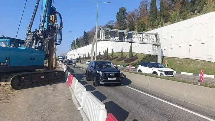 В Хостинском районе Сочи на ремонтном участке изменили схему движения автомобилей.  Для снижения нагрузки на дорожное полотно и увеличения пропускной способности в месте просадки транспортный поток перенаправлен на встречную полосу с последующим возвратом на полосу в сторону Адлера. Изменения предусматривают и закрытие двух полос в прямом направлении.  Сочинцам и гостям курорта рекомендовано использовать иные виды транспорта в районе ремонтного участка трассы А-147 Джубга – Сочи.