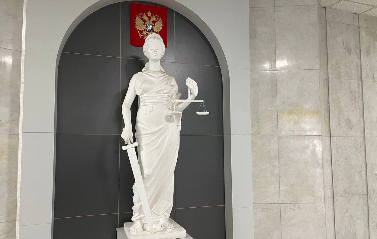 Электрику из Симферопольского района дали 2 года «условки» за гибель девочки от удара током В июле 2024 года мужчина после осмотра трансформаторной подстанции в селе Солнечное по неосторожности не закрыл её двери на замок. В августе того же года девочка 2011 года рождения, зайдя в открытую подстанцию, прикоснулась к проводам под напряжением и получила смертельное электрическое поражение. Симферопольский районный суд приговорил электрика к 2 годам условного лишения свободы. Также ему на год запретили занимать должности в органах власти и муниципальных учреждениях, сообщили в пресс-службе суда. «Приговором суда на виновное лицо, в том числе возложен ряд обязанностей. Контролировать поведение условно осужденного будет специализированный государственный орган», — добавили в сообщении. Крым 24