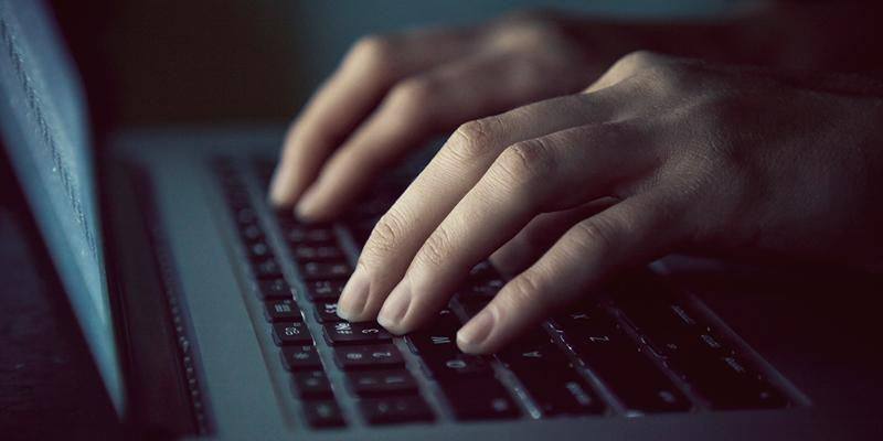 Москвичей предупреждают о мошеннических рассылках от имени портала mos ru Злоумышленники сообщают о попытке входа в аккаунт и просят перезвонить по указанному номеру Эксперты проекта Перезвони сам напоминают все официальные письма приходят только с адреса login mos ru Ни в коем случае не звоните по подозрительным телефонам и не сообщайте личные данные Проверить безопасность аккаунта можно в разделе Профиль на портале а изучить полезные материалы о защите от мошенников на сайте