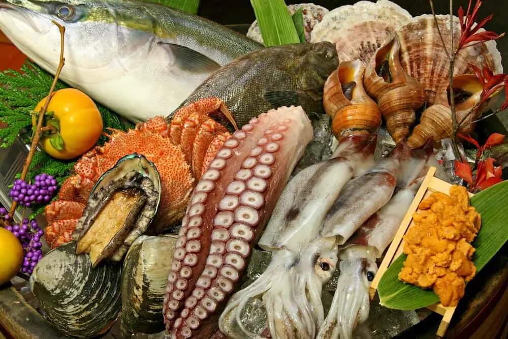 Китай возобновит импорт морепродуктов из Японии Китай согласился начать процедуры для возобновления импорта японских морепродуктов, который был запрещен в августе 2023 после начала сброса в океан воды с аварийной АЭС «Фукусима-1». Об этом заявил министр сельского хозяйства Японии Синдзиро Коидзуми. Изменения касаются продукции из 37 префектур. Десять префектур, в отношении которых Китай ввел ограничения на импорт еще до 2023 года, не включены в список. Правительство продолжит призывать КНР к снятию ограничений, отметил Коидзуми. Ожидается, что процесс займет несколько месяцев. После аварии на АЭС «Фукусима-1» скопилось свыше 1,34 млн тонн воды, которую использовали для охлаждения реакторов. Правительство Японии с согласования МАГАТЭ приняло решение о постепенном сбросе в океан очищенной воды. Китай выразил протест и ввел запрет на импорт морепродуктов из Японии. Позднее Токио и Пекин договорились, что эксперты из КНР самостоятельно возьмут и исследуют пробы воды у АЭС. С октября прошлого года китайские специалисты несколько раз принимали участие в заборе проб и пришли к выводу, что в воде нет превышения радионуклидов. Новости Китая ЭКД