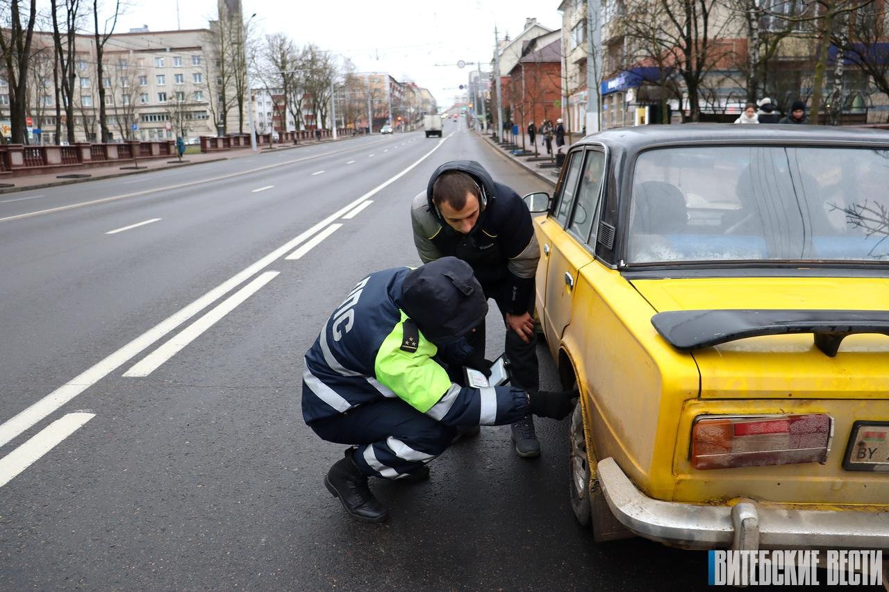 Зимний апгрейд: как витебские автовладельцы  подготовили транспорт к холодам   Госавтоинспекторы отделения технического надзора и профилактики Алексей Чернявский и Никита Семенов отметили, что своевременная замена шин способствует значительному снижению травматизма, автоаварий и опасных ситуаций на дорогах.  Производить замену шин с летних на зимние следует уже при температуре +7 градусов. В летний период ездить на зимней резине не запрещается, но в жару она быстро изнашивается.  – В период с 1 декабря по 1 марта включительно все участвующие в дорожном движении транспортные средства должны быть оборудованы зимними шинами с маркировкой в виде горной вершины, – рассказал Никита Семенов.   За поездку на летних шинах в зимний период грозит штраф по ч. 5 ст. 18.18 КоАП до 0,5 базовой величины, или около 20 рублей. Если шины непригодны к эксплуатации, автовладелец будет оштрафован в соответствии с ч. 2 ст. 18.11 КоАП на сумму в пределах одной базовой величины, то есть до 40 рублей.   Подробнее на vitvesti.by.