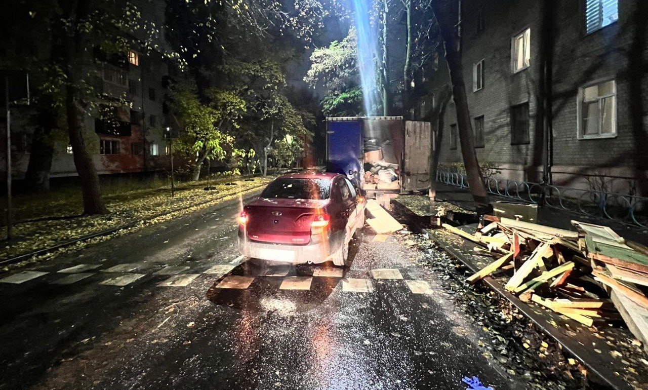 В Воронеже пьяный липчанин сбил 20 летнюю девушку пока та грузила доски в Газель ДТП произошло у дома 34 на улице Торпедо накануне вечером 28 октября Предварительно водитель Lada Granta не справился с управлением Горожанку с травмами доставили в больницу   vrn aif ru incidents crash v voronezhe pyanyy lipchanin sbil devushku kotoraya gruzila doski v gazel aifvrn