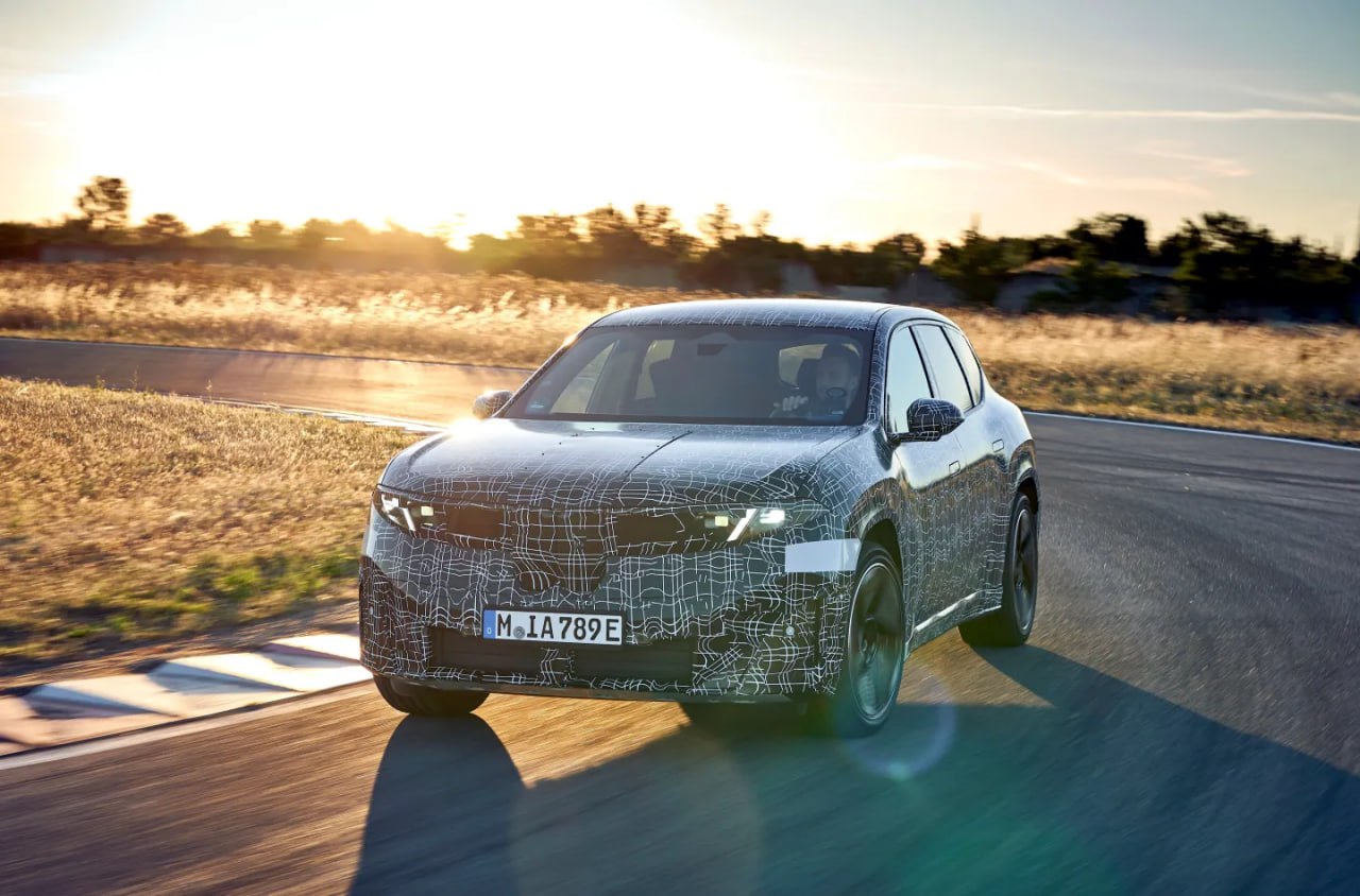 BMW наконец-то решили самую легендарную проблему своих водителей — машина САМА будет включать поворотники. В новой электричке iX3 встроили функцию, которая мигнёт поворотником, если вы начали перестроение и посмотрели в зеркало. Самый кайф: если в зеркало не глянули — машина просто НЕ ДАСТ вам перестроиться Всё, эпоха «бех без поворотников» закончилась.