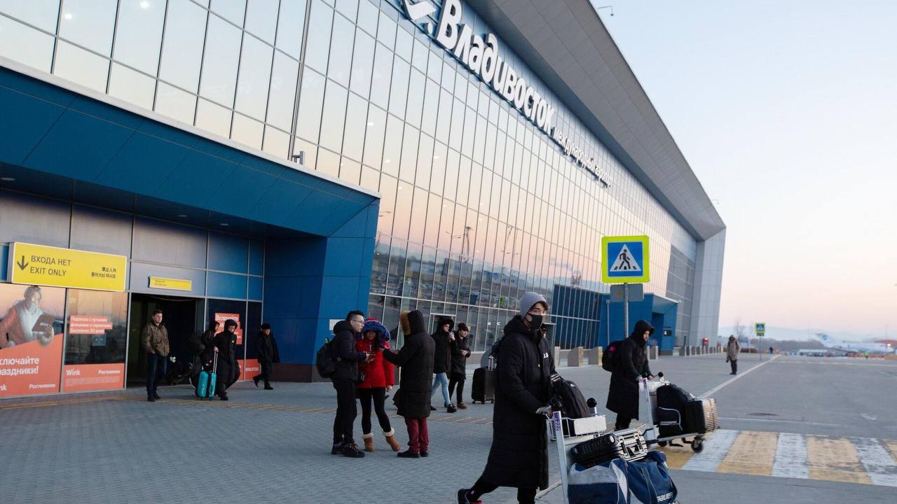 VietJet Air запустила рейсы из Владивостока на остров Фукуок Авиакомпания VietJet Air начала выполнять чартерные рейсы из Владивостока на популярный вьетнамский остров Фукуок Рейс осуществляется с получасовой технической посадкой в Ханое без выхода пассажиров из самолета Полеты будут осуществляться раз в 10 дней а время в пути составит около восьми часов С 15 июня VietJet Air уже предлагает прямые рейсы в курортный Нячанг из Владивостока Теперь количество вылетов во Вьетнам из Владивостока увеличилось до четырех раз в неделю Восточный ветер