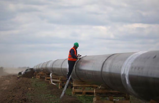 Reuters: ЕС стремится разорвать оставшиеся связи с Россией в сфере газоснабжения, но правовые возможности ограничены Во вторник Евросоюз объявит о дорожной карте по постепенному прекращению оставшихся газовых связей блока с Москвой, но в отсутствие санкций покупателям будет сложно расторгнуть газовые контракты с использованием таких законных вариантов, как форс-мажорные обстоятельства. Дорожная карта появляется на фоне давления США на Россию с целью заключения мирного соглашения с Украиной. В случае достижения соглашения, оно может вновь открыть дверь для российских энергоресурсов и ослабить санкции. Комиссия изучает правовые возможности, которые позволят европейским компаниям сослаться на форс-мажорные обстоятельства и расторгнуть контракты на поставку российского газа без штрафных санкций, а также меры, запрещающие компаниям заключать новые контракты на поставку российского газа, заявил в прошлом месяце высокопоставленный чиновник ЕС. Юристы и аналитики считают маловероятным, что форс-мажорные обстоятельства будут признаны, учитывая, что прошло уже несколько лет с тех пор, как ЕС пообещал прекратить импорт российского газа в 2022 году после начала конфликта на Украине. Независимый юрист Агнешка Асон, которая специализируется на контрактах на поставку СПГ, заявила, что для объявления форс-мажорных обстоятельств поставщик должен нарушить контракт, например, не выполнив поставку. Однако остающиеся поставки из России, как показывает более чем трехлетний опыт конфликта, осуществляются без сбоев. «Любые преднамеренные действия со стороны ЕС уже ослабляют аргументы в пользу форс-мажорных обстоятельств. Это противоречит самой сути понятия форс-мажорных обстоятельств», — сказала Асон, которая также является старшим научным сотрудником Оксфордского института энергетических исследований. Юридические эксперты заявили, что введение санкций на импорт российского газа является наиболее эффективной мерой по отказу от него. Это потребует единогласного одобрения всех 27 стран ЕС, но Словакия и Венгрия стремятся сохранить тесные политические и деловые связи с Россией, а последняя пообещала заблокировать энергетические санкции. #Россия #ЕС Подписаться Сайт Х