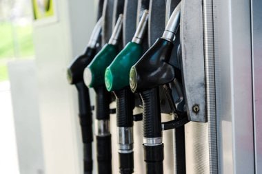 В Кыргызстане объяснили почему предпочитают покупать топливо у России а не у Казахстана Директор Агентства антимонопольного регулирования Женалы Орозбаев пояснил что Россия ежегодно поставляет в КР около 1 2 млн тонн ГСМ передает Tazabek Хотя бензин в Казахстане стоит дешевле для местных около 40 сомов за литр против 70 сомов в Кыргызстане экспортная цена для соседей значительно выше Это закреплено в законодательстве РК Если Кыргызстан заключит соглашение с Казахстаном на импорт ГСМ цена для нашей страны превысит стоимость топлива из России что экономически невыгодно Никто не ограничивает Кыргызстан в покупке топлива у Казахстана но на данный момент этот вариант нецелесообразен с экономической точки зрения пояснил он kursivm kursiv news