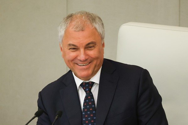 Володин запустил опрос о введении безопасных «детских» сим-карт  Спикер Госдумы предложил высказаться на этот счёт подписчикам своего Telegram-канала.  «Обсуждается тема введения таких сим-карт. Планируется, что они будут иметь ряд ограничений, которые уберегут ребёнка от нежелательного контента, действий мошенников и прочего. Как вы к этому относитесь?» — написал Вячеслав Володин.  Среди предложенных вариантов ответов: «Да», «Нет», «Всё равно».  В настоящий момент своё мнение высказали более десяти тысяч пользователей, 84% респондентов поддерживают появление детских сим-карт.    Подпишись на «Говорит Москва»
