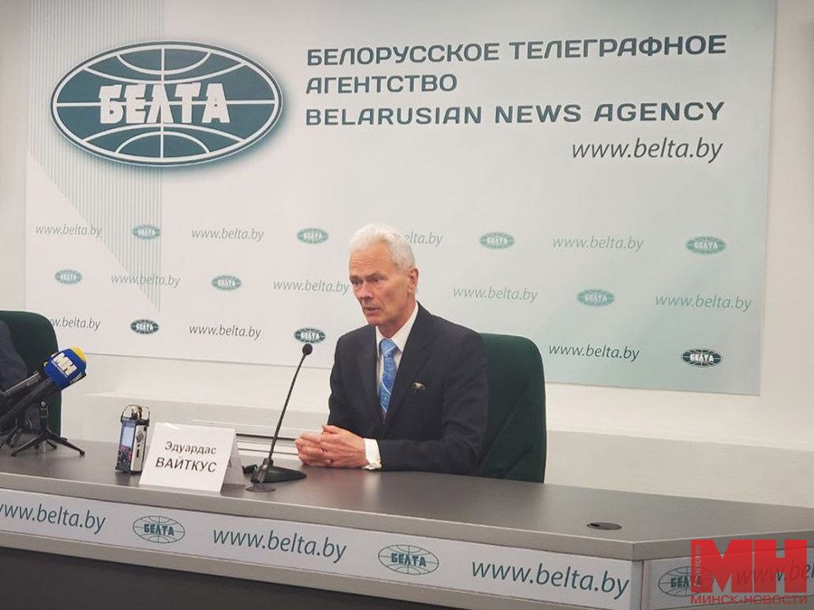 Литовский политик Эдуардас Вайткус: не все люди сошли с ума, не все хотят войны. Об этом он заявил на встрече с белорусскими журналистами: В Литве есть люди, которые хотят, чтобы Литва была независимой, нейтральной. Люди хотят быть хозяевами своей страны. Наша страна не должна вмешиваться во внутренние дела других государств, но правительство поддерживает беглых экстремистов из Беларуси и содержит их за счет литовских налогоплательщиков. Подробности пресс-конференции сегодня в эфире программы «Вечерний политический канал». Не пропустите! «Минск-Новости» MINSKNEWS.BY Telegram Viber FB VK Inst TikTok YouTube