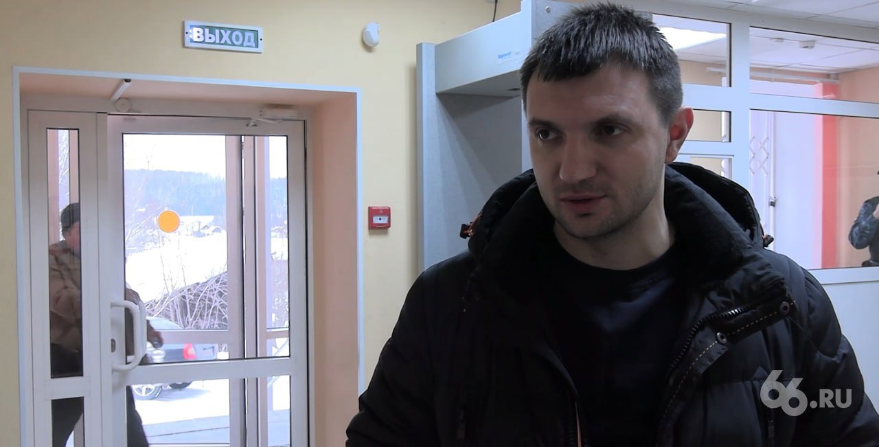 В колонию отправили участкового, который рассказал, что его начальство тайно закапывает трупы на кладбище Юрия Золотко приговорили к 4 годам лишения свободы за избиение задержанных, сообщили .RU в объединенной пресс-службе судов Свердловской области. Заявления на него написали сразу несколько человек после того, как Золотко обвинил руководство в сокрытии тел. В декабре 2023 он рассказал, что в могиле на Шалинском кладбище лежат три неопознанных трупа. В региональном СКР тогда сообщили, что силовики не имеют к этому никакого отношения, а Золотко внезапно стал фигурантом уголовного дела. Новости из Екатеринбурга