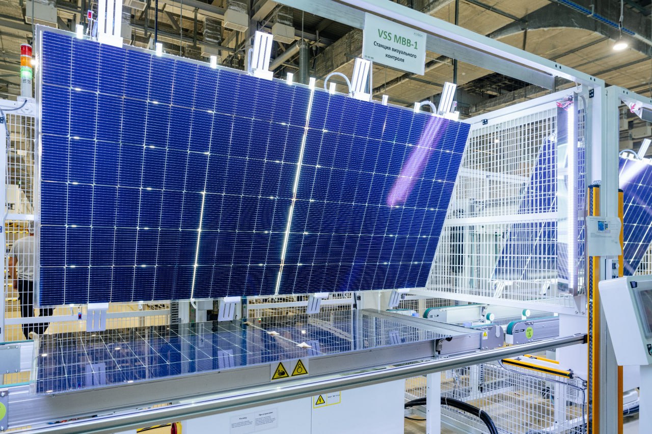 Производство солнечных модулей Хевел перевалило за 5 миллионов Пятимиллионный гетероструктурный солнечный модуль мощностью 560 Вт был выпущен на заводе Хевел в Новочебоксарске а установят его в Чеченской республике где завершается строительство Курчалоевской солнечной электростанции Всего на станции установлено более 46 тысяч модулей из Чувашии Выпускать модули по гетероструктурной технологии Хевел начал еще в июле 2017 года но с тех пор многое изменилось и производство прошло пять этапов модернизации потрачено на которые было около 8 млрд рублей О большой работе рассказал председатель Совета директоров ГК Хевел Игорь Шахрай За восемь лет провели пять этапов модернизации производства что позволило значительно увеличить объемы выпуска продукции и ее эффективность Расширен парк производственного оборудования постоянно оптимизируются технологические процессы внедряются новые материалы В итоге среднесуточный выпуск продукции увеличился почти в три раза в 2017 году ежедневно производили 1250 односторонних фотоэлектрических модулей а сейчас уже более 3600 двусторонних Серьезно изменились и сами модули их единичная мощность возросла с 300 до 560 Вт а КПД солнечных ячеек из которых собирают модули выросло с 22 до 24 5   МашТех