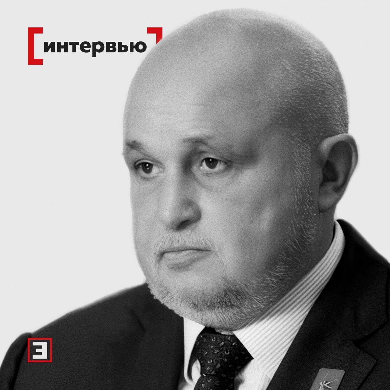 Сергей Цивилёв Эксперту Интервью с министром энергетики посвящено перестройке электроэнергетики и международному энергосотрудничеству  Россия прикладывает много усилий для укрепления и развития энергетического диалога в рамках БРИКС Важно создание единой энергостратегии которая поможет объединению наращивать свое влияние в мире  Дальний Восток показывает наиболее высокие темпы роста спроса на электроэнергию в России Поэтому Минэнерго приступило к актуализации топливно энергетических балансов ТЭБ каждого дальневосточного региона  Перед нами стоит масштабная задача строительство новой системы электроэнергетики России И она сопоставима с задачами ГОЭЛРО госкомиссия разработавшая масштабный план электрификации страны Эксперт в СССР  До 2042 г нам предстоит ввести порядка 88 ГВт различной генерации из которой 35 ГВт тепловая Без изменения текущих консервативных подходов эту задачу выполнить невозможно  Минэнерго предлагает ввести централизованное проектное льготное заемное финансирование энергостроек с привлечением средств как от государства так от инвесторов  Цель найти баланс между госрегулированием и рыночными механизмами Рыночные механизмы в чистом виде не работают когда требуются оперативные меры по устранению дефицитов и снижению аварийности  Нефтяная отрасль не только основной донор российского бюджета но и мощный драйвер инвестиционного развития смежных отраслей Один из ключевых вызовов для отрасли вовлечение трудноизвлекаемых запасов ТРИЗ  Наша угольная промышленность остается экспортно ориентированной а спрос на внешних рынках на ее продукцию высоким Но очевидно что и конкуренция между угледобывающими странами будет усиливаться Все эксперты здесь