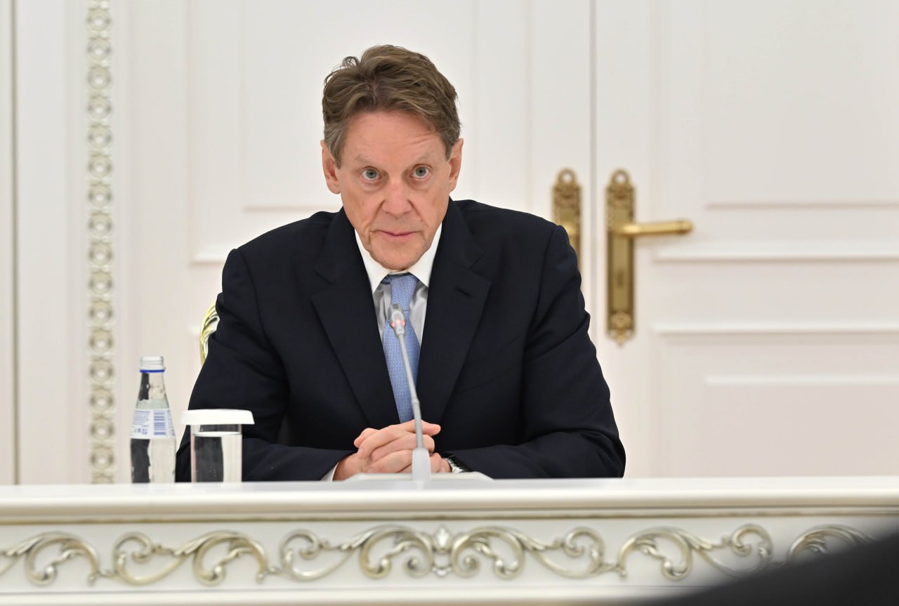 В карман оттавским магнатам: Казахстан и Канада обсуждают добычу меди     Сообщается, что в Астане состоялись переговоры президента РК с канадской компанией Ivanhoe Mines.    В ходе беседы  Касым-Жомарт Токаев обсудил с миллиардером Робертом Фридландом старт геологоразведки в Шу-Сарысуйском медном бассейне.    В своей речи Фридланд заявил, что в рамках начатого проекта будут использованы самые современные методы аэрогеофизики и цифровой обработки информации.    Президент Токаев в свою очередь, выразил надежду в успехе проводимых мероприятий, отметив положительную характеристику экспертов, касательно объема полезных ископаемых в обозначенном районе.  ℹ  Ранее компания выделила $18,7 млн на изучение недр на участке с увеличением инвестиций до 115 млн долларов в течение последующих четырёх лет. Предполагается, что на территории месторождения находится до 27 млн тонн меди, из них 25 млн тонн ещё не разведали.    По итогу встречи стороны согласились, что проект может стать прорывным для обеих сторон. В случае успешного проведения разведывательных работ и добычи полезных ископаемых  Казахстан может занять лидирующие позиции в по добыче меди в мире.    Как подсказывает исторический опыт геологоразведочных работ и добычи нефти западными компаниями на Ближнем Востоке, никто из бизнесменов в самаритянство играть не станет, и постарается взять себе немалый кусок от пирога.    Надеемся, что канадским бизнесменам не получится развести Казахстан на неприемлемые для него условия. В свою очередь, рассчитываем, что власти сами не вступят в сговор и все-таки подумают о национальном достоянии казахстанского народа и не захапают с канадскими лисами всё себе.  #Казахстан #Канада