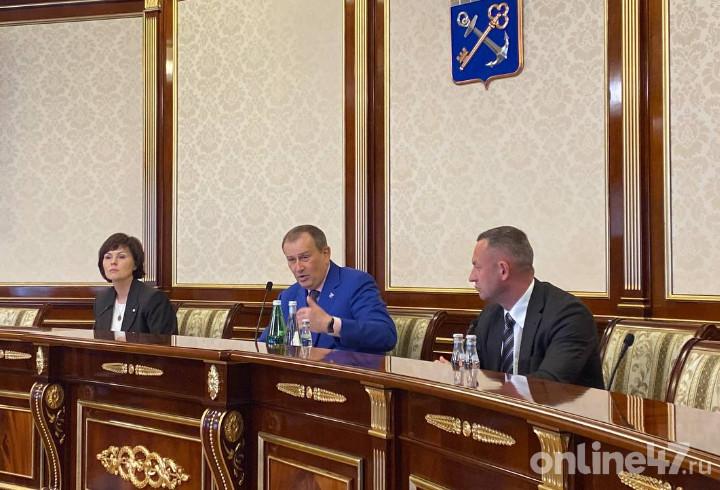 Александр Дрозденко: Программа «Герои Команды 47» уже показала свою востребованность В среду, 25 июня, в Доме правительства Ленинградской области проходит заседание Общественного совета региональной обучающей программы «Герои Команды 47». В мероприятии принимает участие губернатор Ленобласти Александр Дрозденко. На повестке — обсуждение итогов первого этапа отбора и дальнейшее развитие программы. Программа «Герои Команды 47» — первая в регионе кадровая инициатива, ориентированная на поддержку и профессиональную интеграцию ветеранов СВО. Она реализуется с учетом федерального опыта и методик президентской программы «Время героев», адаптированных под специфику Ленинградской области. «Мы с вами дали старт проведению первой кадровой программы для ветеранов специальной военной операции под названием "Герои Команды 47". Всесторонняя поддержка военнослужащих, принимающих участие в СВО, является нашим безусловным приоритетом», — отметил глава региона. По его словам, на участие в программе было подано 433 заявки, что превышает среднероссийские показатели. На первом этапе будет отобрано 47 участников, однако особое внимание уделяется тому, чтобы все подавшие заявки получили поддержку и возможности для развития. «Ни один из участников отбора не должен быть оставлен за бортом программы. Даже если кто-то сойдет на том или ином этапе отбора, они также должны быть учтены нами при различных возможных предложениях», — подчеркнул Александр Дрозденко. Он также обратил внимание, что участники могут быть востребованы не только в системе госуправления, но и на предприятиях, в НКО, общественных организациях и бизнесе. Губернатор также анонсировал продление программы до 2030 года и подготовку второго этапа отбора, который начнется сразу после старта обучения первой группы из 47 человек. Online47 — Всё о Ленобласти и не только
