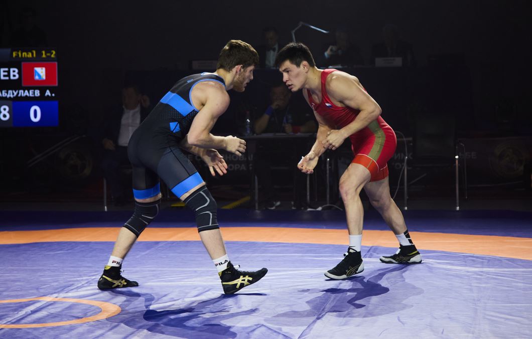 Международные соревнования по греко римской борьбе пройдут на Ямале 15 и 16 ноября в центре единоборств Северный характер в Тарко Сале около 100 именитых участников из разных регионов России а также из Беларуси Казахстана Азербайджана Армении Таджикистана и Киргизии сразятся за призы губернатора Ямала Победителей определят в 10 весовых категориях от 55 до 130 кг Обладателю золотой медали вручат 70 тысяч рублей серебряной 50 тысяч бронзовой 30 тысяч Тренеры победителей получат по 20 тысяч рублей В роли главного судьи выступит Игорь Ермаков главного секретаря Алексей Татаринцев Оба спортивные судьи международной и всероссийской категории На соревнования также приедет представитель Федерации спортивной борьбы России Олег Зоина Анастасия Сорокина Вести Ямал l MAX l ТГ l ВК l САЙТ