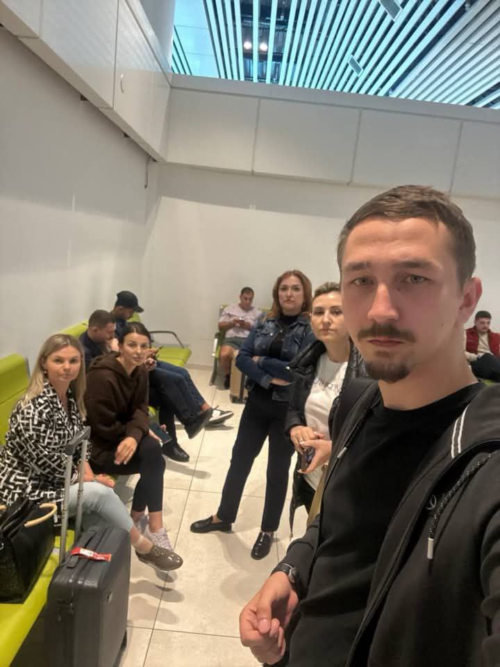 Глава фракции «Победа» в бельцком муниципальном совете Вячеслав Жуков, а также его соратники по блоку — Кристина Вулпе и Авелин Табарча, примар Оргеева Татьяна Кочу — были задержаны в кишинёвском аэропорту. Остальные детали инцидента пока остаются неизвестными.