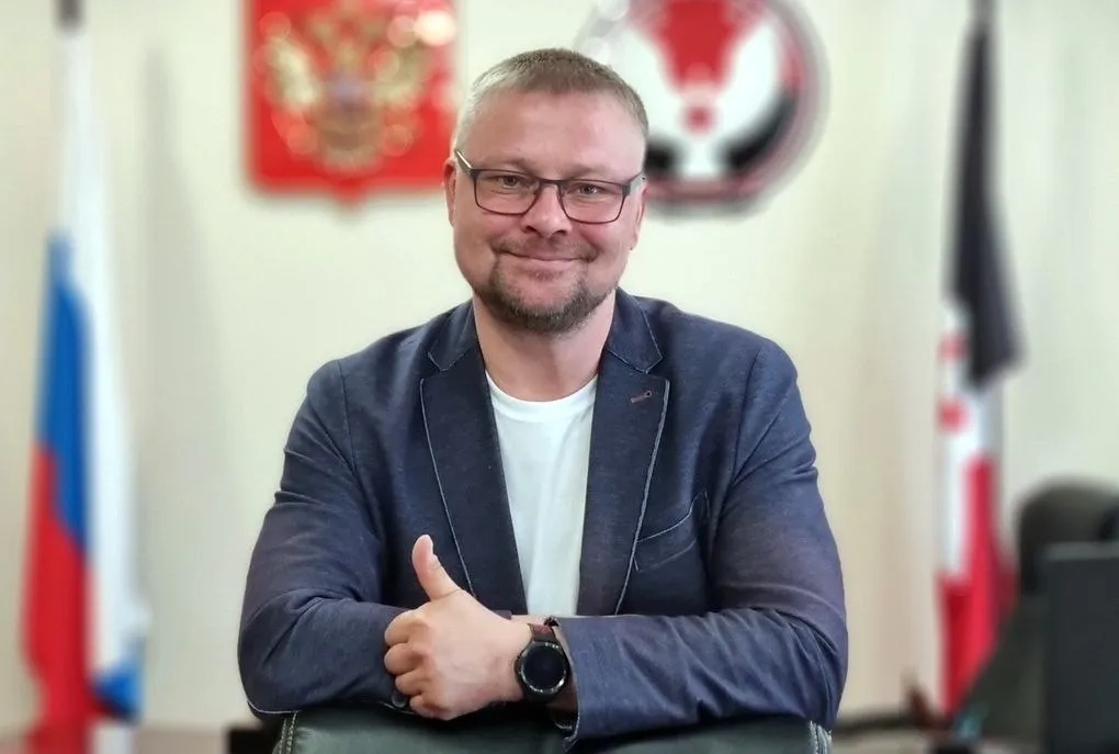 Экс министра сельского хозяйства Удмуртии взяли за наркотики Как сообщает пресс служба МВД по Удмуртии сотрудниками Управления по контролю за оборотом наркотиков министерства был задержан 49 летний руководитель предприятия На момент задержания ижевчанин находился в состоянии наркотического опьянения В ходе личного досмотра при нём также был обнаружен свёрток с наркотическим средством растительного происхождения В ходе проведённого сотрудниками полиции обыска в доме мужчины было обнаружено и изъято наркотическое средство марихуана массой свыше 10 граммов Как сообщает Объединённая пресс служба судов УР речь идёт о бывшем министре сельского хозяйства Удмуртии и руководителе Удмуртплема Михаиле Юдине Фото Михаил Юдин