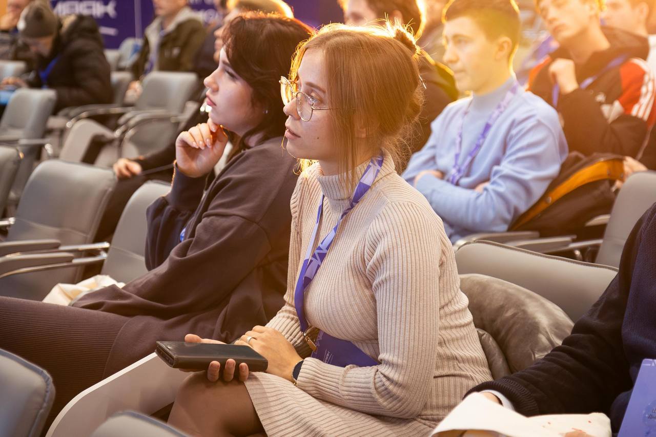 В Центре Созидания Маяк впервые прошёл Всероссийский форум православной молодёжи Событие объединило более 150 молодых людей руководителей епархиальных отделов по делам молодёжи активистов и лидеров православного молодёжного епархиального движения из разных регионов России Основным направлением форума стала самореализация молодёжи через духовность творчество благотворительность милосердие патриотизм и волонтёрство Молодые люди приняли участие в дискуссии с представителями епархий посетили презентацию проектов Патриаршей гуманитарной миссии занятие по православному блогерству и не только По итогам программы молодые люди приобрели новые знания обменялись опытом в области практик благотворительности взаимопомощи и милосердия Организаторы форума Росмолодёжь и Синодальный Отдел по делам молодёжи Русской православной церкви